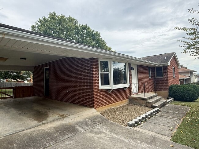 Building Photo - 3 Bedrooms, 1.5 Baths, Ranch in North Roan...