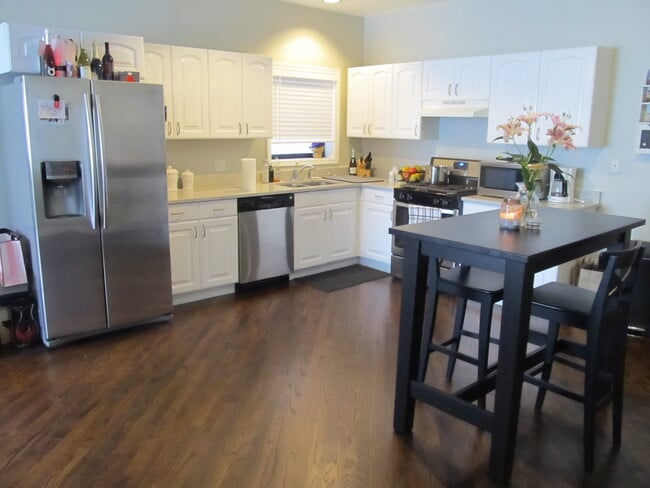 Building Photo - 1632 W Beach Ave Unit 1