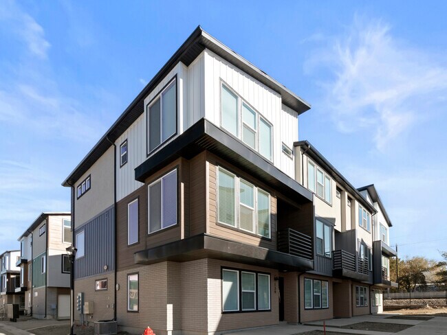 Photo - 136 E Abbeville Ct Townhome