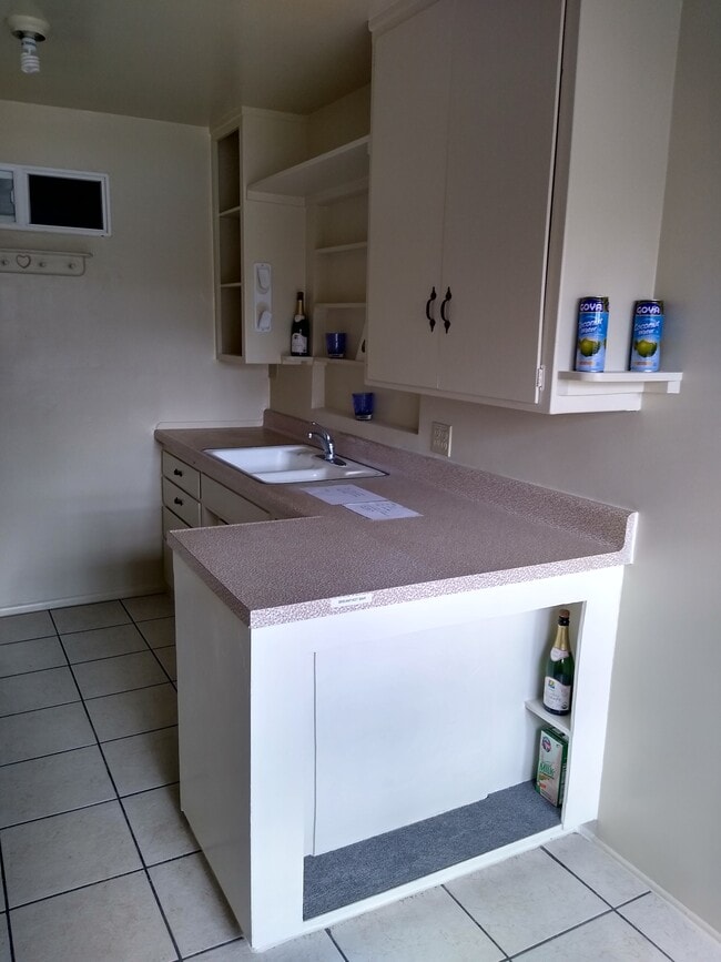 beautiful kitchen - has 4 windows - 1843 E Palmyra Ave Unit 1843