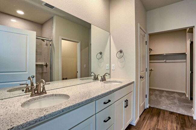 Building Photo - 4768 Champlain Dr Unit 4768 Champlain Dr