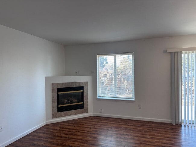 Photo - Updated 2 Bed Townhome w/ Garage, Fireplace & Utilities Included! Unidad #2