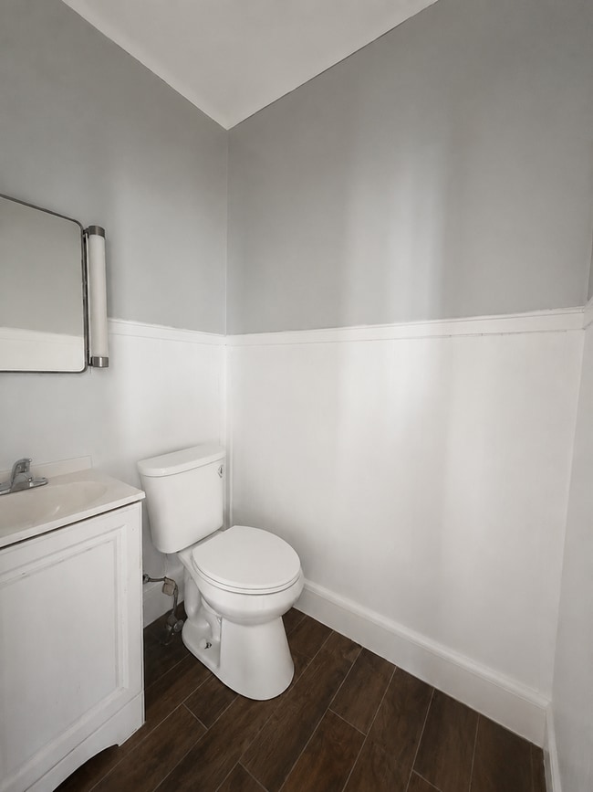 Photo - 439 W High St