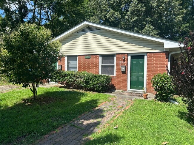 Building Photo - 1017 Onslow St Rental