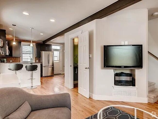 Building Photo - Charming End-Unit Townhome for Rent in Cur...