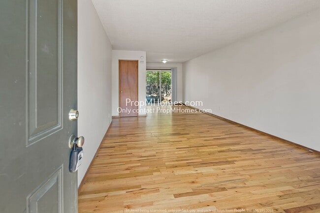 Photo - Urban Oasis in Mt. Tabor: Sunlit One-Bedroom End Unit! Unidad 50 SE 73rd Avenue