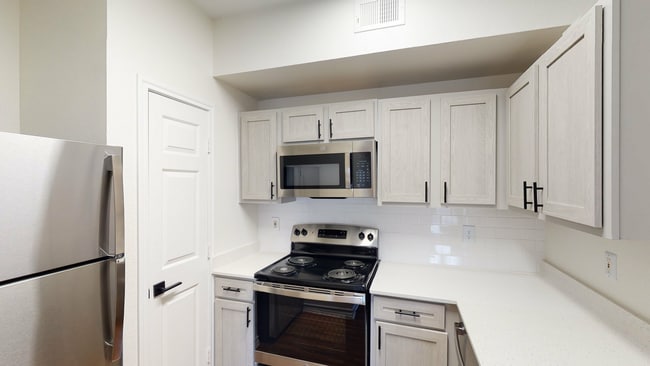 9th-St-Apartments-B1-9th_B1_711_12.jpg - 9th Street Apartments