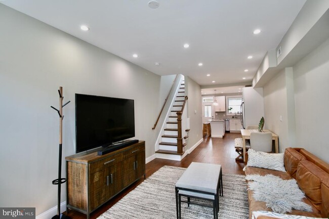 Photo - 337 S Robinson St Townhome