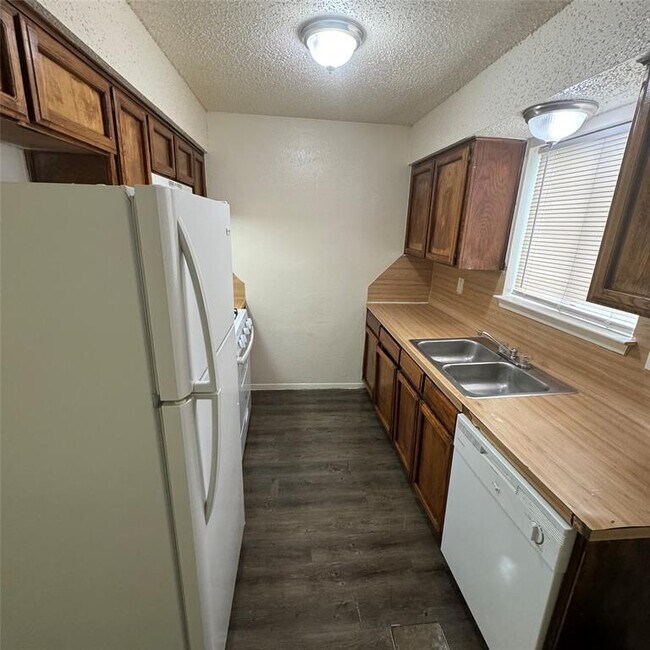 Building Photo - 6901 Wentworth Dr