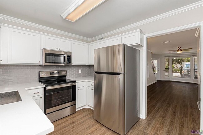 Photo - 2 Bedroom Townhome off Jefferson & Bluebonnet Blvd- Pet Friendly