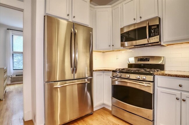 Building Photo - 1122 Hudson St Unit 2B
