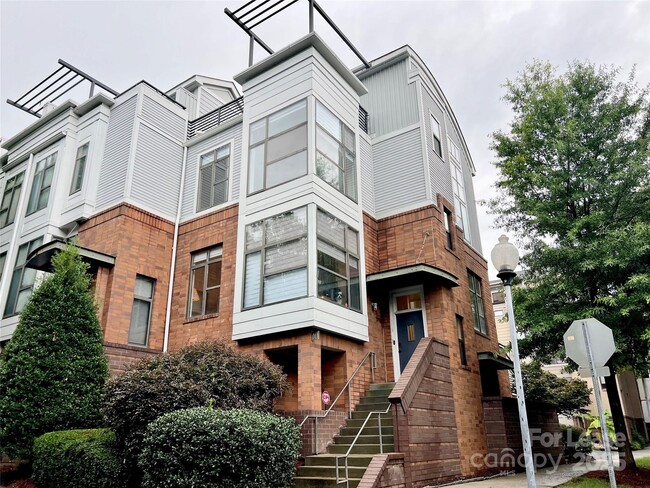 Building Photo - 663 E 10th St Rental
