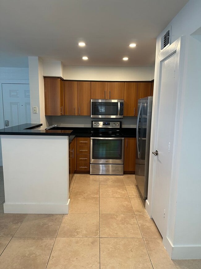 Building Photo - Large 2/2, gated community