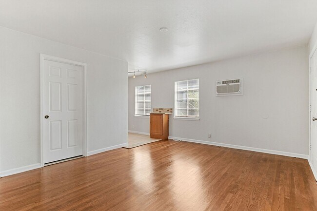 Photo - Newly Renovated 2 bed/1 bath home!!