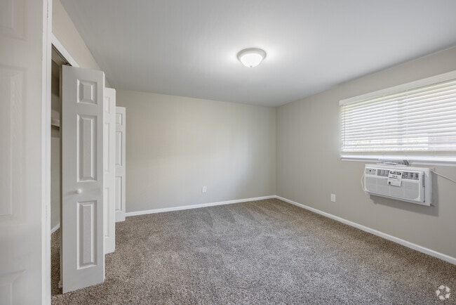 The Maurice - Bedroom 2 - Wade Manor