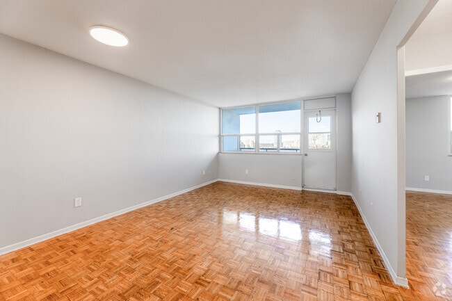 1BR, 1BA - 558 SF - Living Room