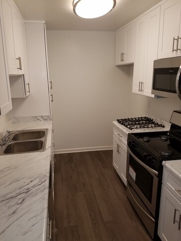 kitchen w/gas range & microwave