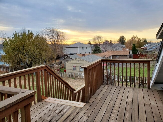 Building Photo - B Street Unit 2 Top Floor