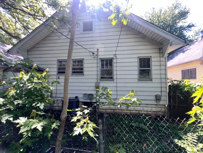 Photo - 1258 E Division St