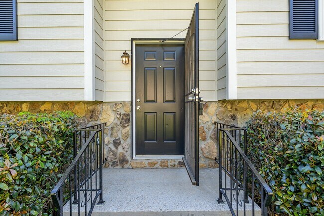 Photo - Stunningly renovated 4 bedroom 3 bathroom ...