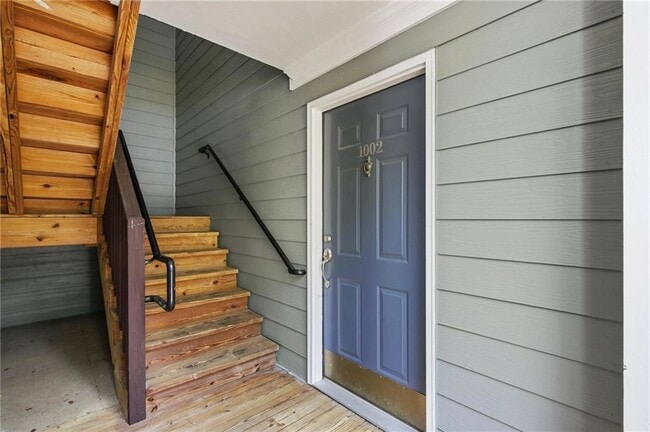 Photo - 1002 Madison Ln S E