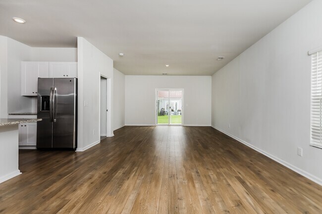 Photo - 136 Reindeer Rd S