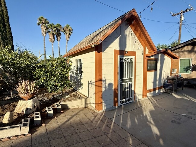 Building Photo - 5795 Kenwood Pl
