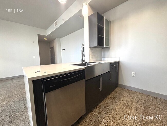 Photo - 306 E 12th St Unidad 1002