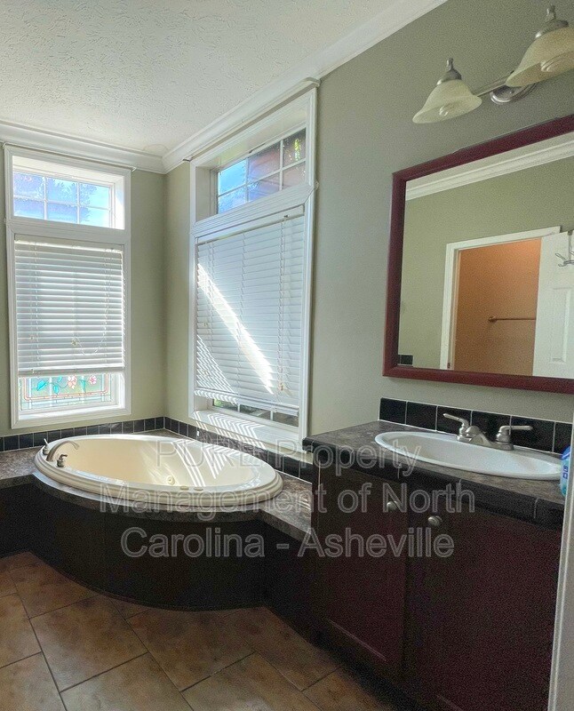 10 Northside Dr