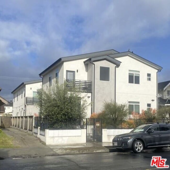 Building Photo - 3955 1/2 S Budlong Ave Unit 3955