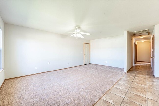 Photo - 405 E Southern Trace Dr