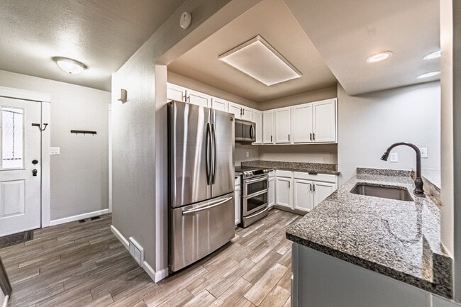 Photo - Beautiful Townhome with 3bedrooms and 3 bathrooms, and 1 car garage for rent.