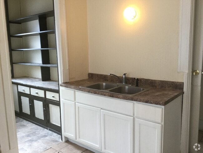 Building Photo - 3913-3915 W Walnut St Unit Upper Rental