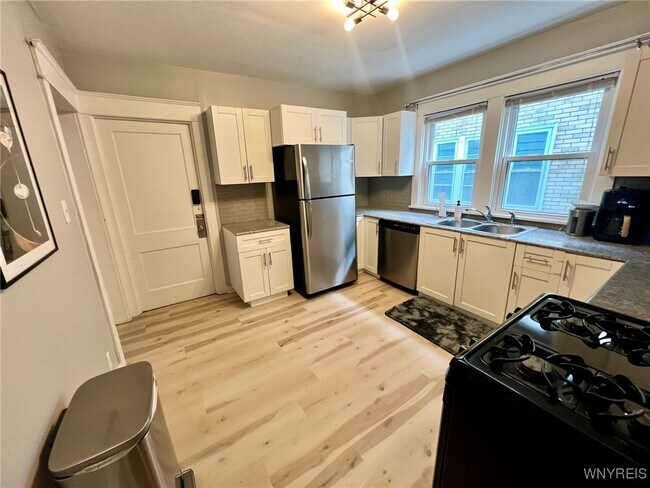 Photo - 1691 Hertel Ave