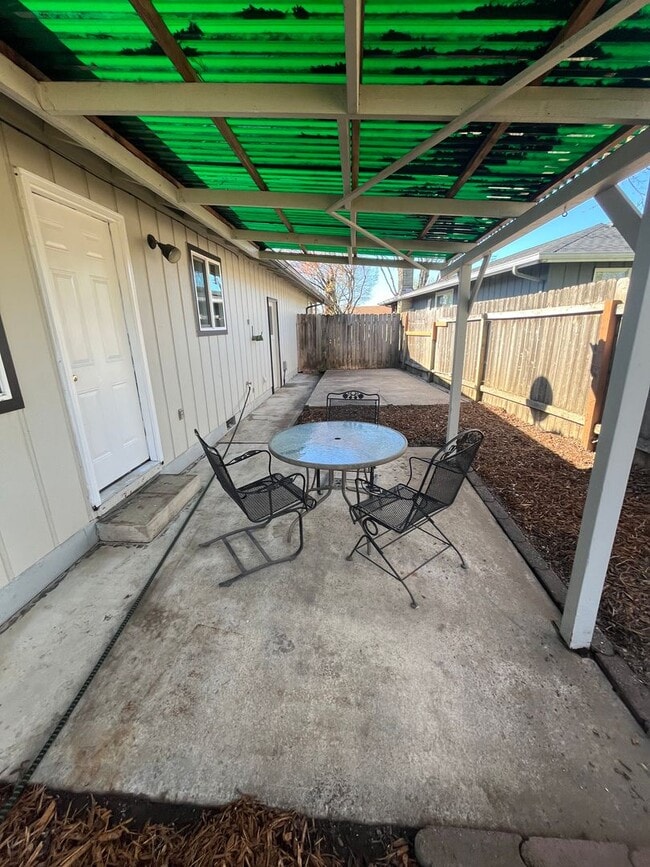 Photo - 2 Bedroom 1 bath duplex in Eugene!