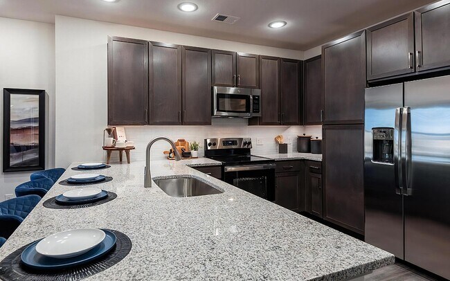 Cocina elegante con gabinetes de despensa empotrados y acabados de acero inoxidable - The Harper