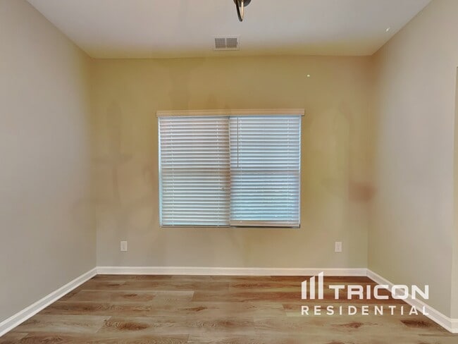 Photo - 452 Shady Glen