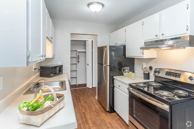 2BR, 1.5BA - 1,039 SF