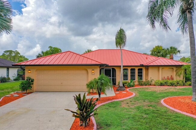 Building Photo - Port Charlotte Waterfront Pool Home - Grea...
