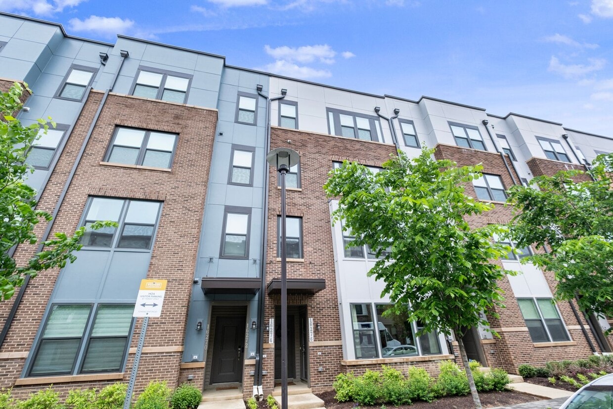 Stunning 2 BR/2.5 BA Townhome in Rockville! - Stunning 2 BR/2.5 BA Townhome in Rockville!