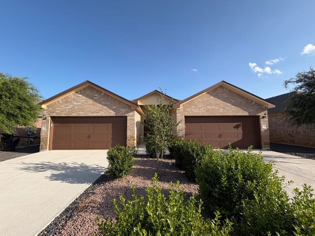 Building Photo - 3/2 Duplex in Seguin