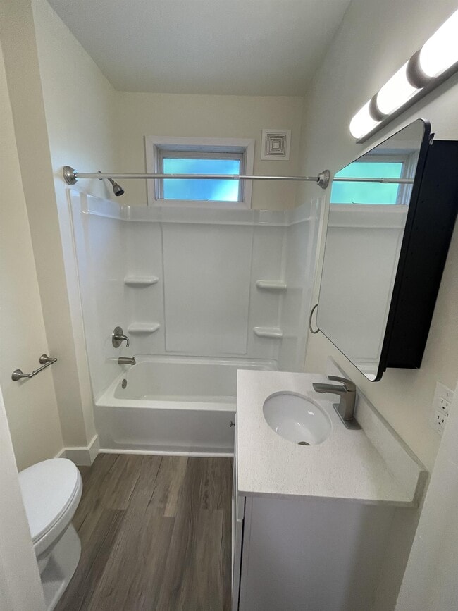 Photo - 519 E 8th St