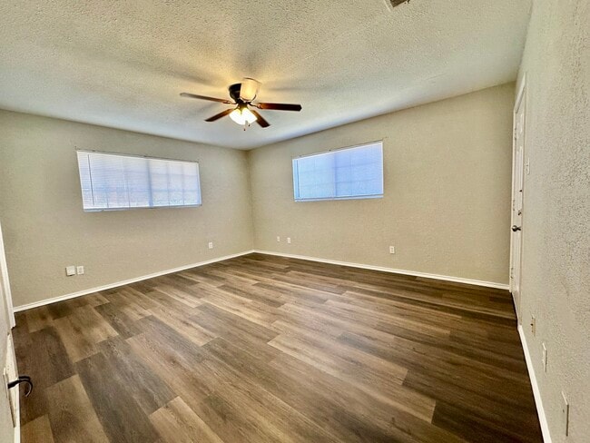 Photo - 5320 Lovell Ave