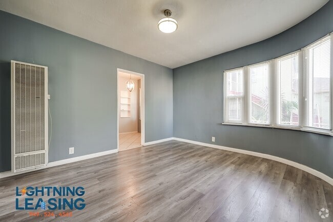 Building Photo - 6415 S Van Ness Ave Unit D Rental