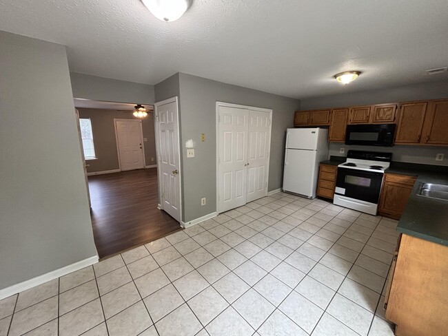 Photo - 210 Maple Leaf Ln