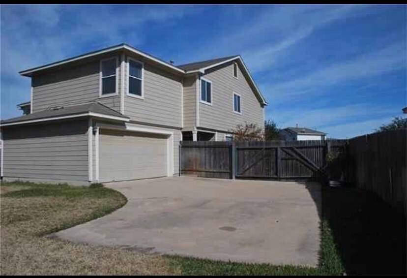 Attached garage - 2829 Deerfern Ln