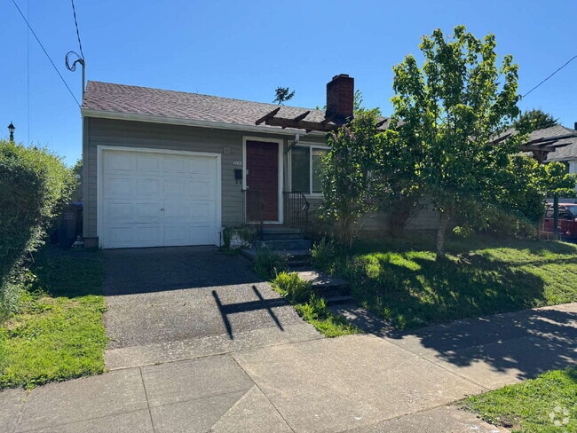Building Photo - Beautifully Renovated 2 Bedroom House With...