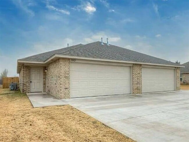 Building Photo - 203 Gray St