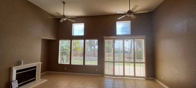 Photo - Bright And Airy End Unit In Gated Sanderli...