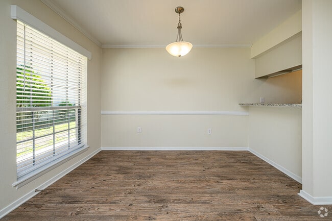 2BR, 1BA - 920SF - Dining Room